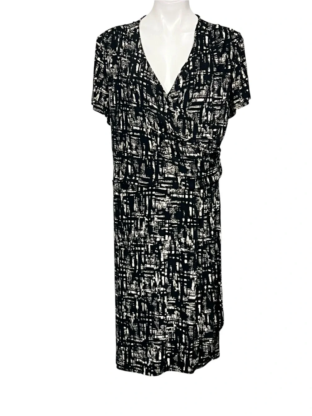 Chico's Travelers dress XXL/20 Black/White Faux-Wrap stretch knee length